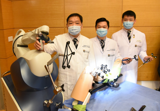 港大醫學院引入嶄新機械臂關節置換技術提升手術精準度（左起：曲廣運教授、忻振凱醫生及傅俊謙醫生）。